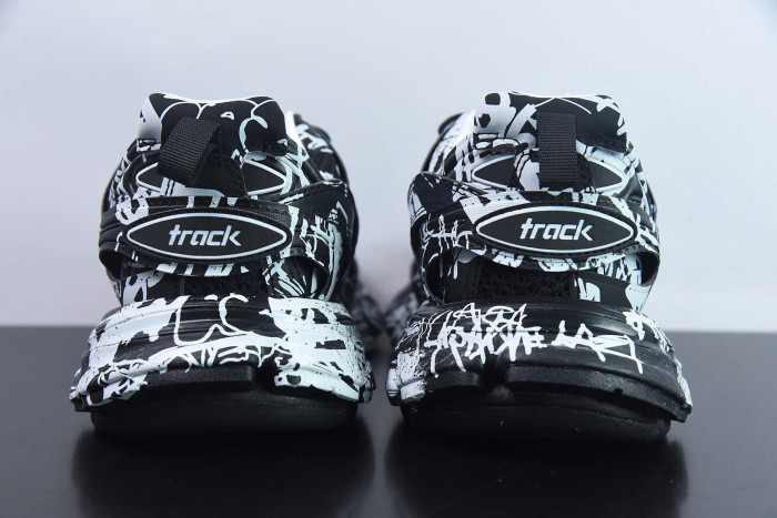 Ba*len*cia*ga track graffiti