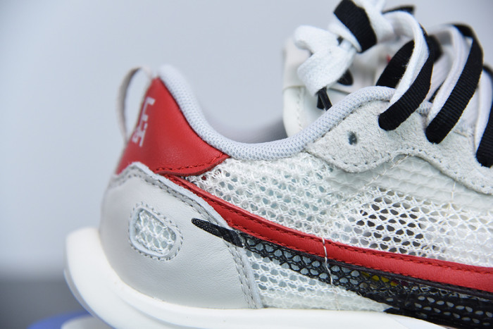 sacai x nike vaporwaffle cv1363-100