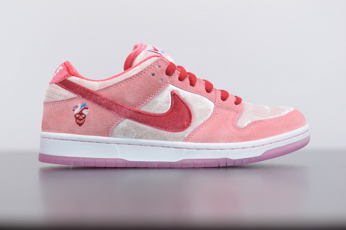 nike sb dunk low strangelove skateboards ct2552-800