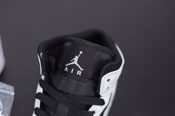 air jordan 1 mid white black (gs) 554725-113