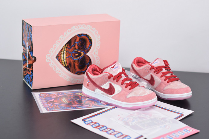 nike sb dunk low strangelove skateboards ct2552-800