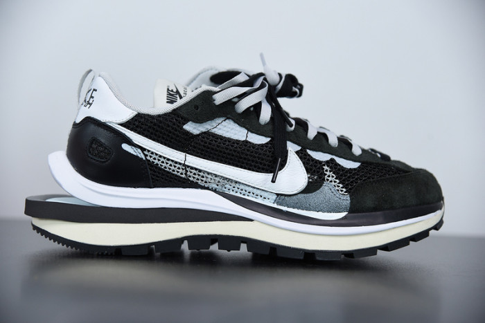 nike vaporwaffle sacai black white cv1363-001
