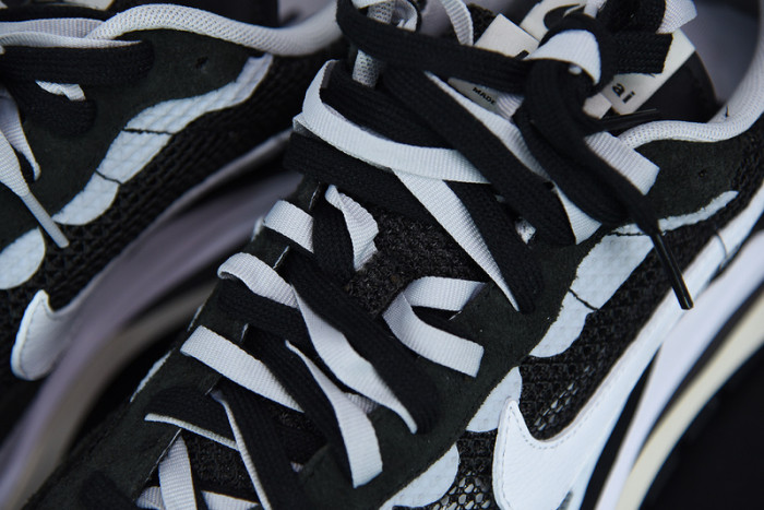 nike vaporwaffle sacai black white cv1363-001