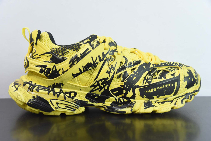 Ba*len*cia*ga track graffiti